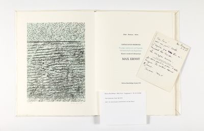 un livre ouvert sur lequel repose une feuille de papier, à côté d'une autre feuille sur laquelle sont inscrits des mots