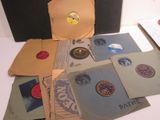 plein de vieux disques posés sur une table