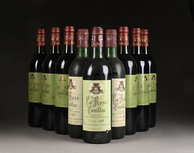 plusieurs bouteilles de vin sont alignées sur une table