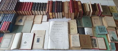 beaucoup de vieux livres posés ensemble sur une table