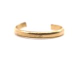 bague plaquée or avec un fin anneau sur fond blanc