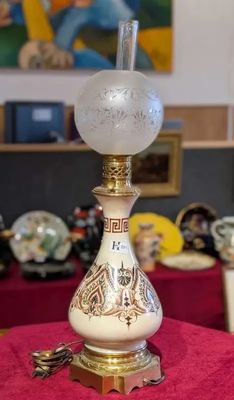 une lampe posée sur une table dans une pièce
