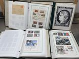 un grand nombre de livres ouverts sur une table