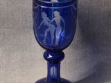 un verre bleu sur lequel est représentée la silhouette d'un homme et d'une femme