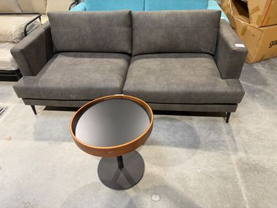 un canapé et une table dans une pièce remplie de cartons