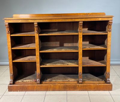 une bibliothèque ancienne en chêne, comportant quatre étagères et quatre portes