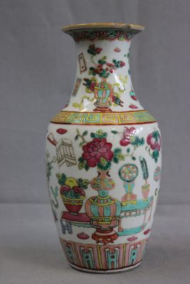 CHINE : Petit vase en porcelaine blanche à décor émaillé pol…