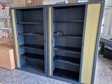 une grande armoire métallique comportant deux étagères au milieu