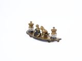 figurine représentant un bateau orné de trois lions