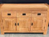 une image représentant une armoire en bois avec des tiroirs et des portes