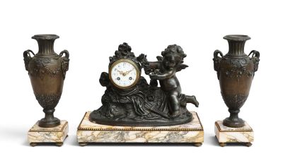 trois vases et une horloge posés sur une table