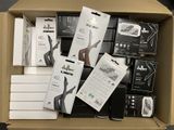 une boîte remplie d'objets assortis posée sur une table