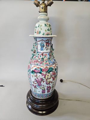 une lampe posée sur une table, surmontée d'un abat-jour