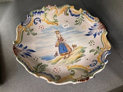 une assiette sur laquelle est représentée une femme