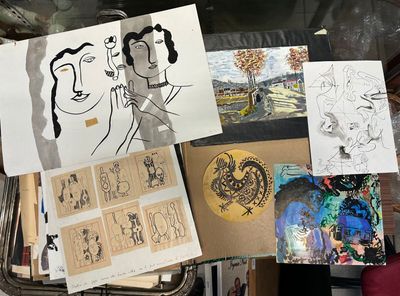 une valise remplie de dessins et de photos posée sur la table