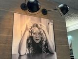 une photo d'une femme accrochée au mur