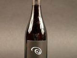 une bouteille de vin posée sur une table