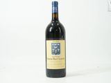 une bouteille de vin posée sur une table