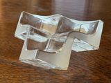 un objet en verre transparent posé sur une table en bois