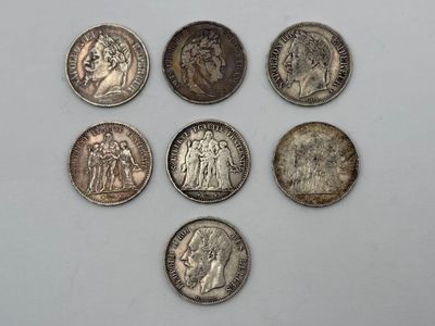 six types de pièces différents sont présentés sur une surface blanche