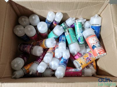 une boîte en carton remplie de nombreux types de dentifrice différents