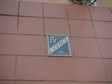 un panneau de rue fixé sur le mur d'un immeuble