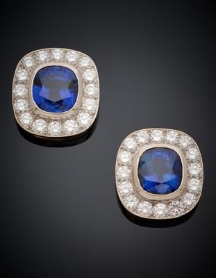 une paire de boucles d'oreilles en saphir et diamant