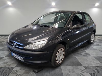la photo d'une voiture noire garée sur un sol en damier