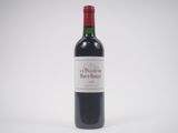 la bouteille de vin rouge est posée sur une surface blanche