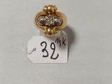 Gros plan sur une bague en or ornée d'un diamant