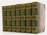 plusieurs vieux livres sont empilés sur une surface blanche