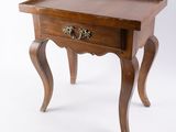 l'image d'une petite table en bois munie d'un tiroir