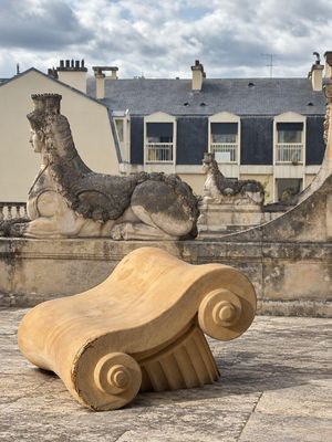 un banc en pierre situé devant un bâtiment