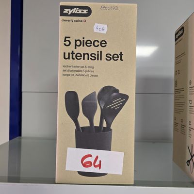 une boîte d'ustensiles posée sur une étagère
