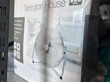 une boîte de ventilateur posée sur une étagère dans une pièce
