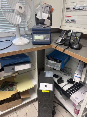 un bureau sur lequel se trouvent de nombreuses fournitures de bureau