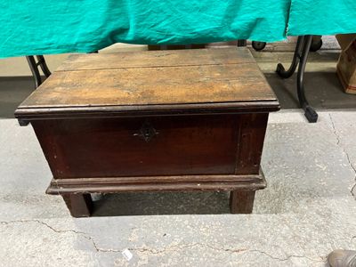 une petite table en bois recouverte d'une nappe verte