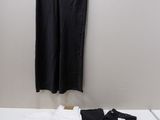 un pantalon noir et blanc et un t-shirt suspendus à un cintre