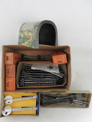une boîte contenant un tas de fils et une paire de ciseaux