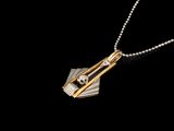 un collier en argent et en or orné d'un crâne