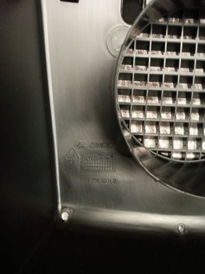 un gros plan d'une machine équipée d'une grille métallique