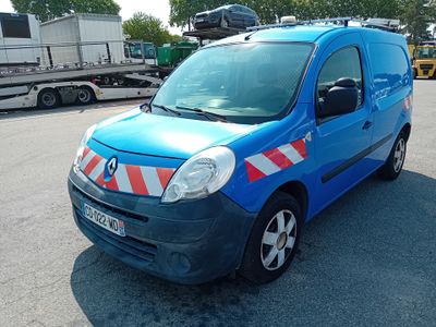 une camionnette bleue garée dans un parking
