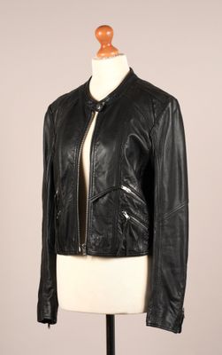 une veste en cuir noir sur un mannequin mannequin mannequin mannequin mannequin mannequin mannequin mannequin mannequin mannequin