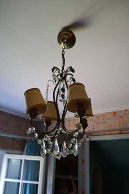 un lustre suspendu au plafond d'une pièce