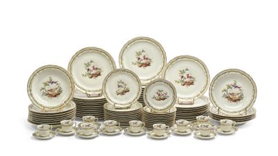 une photo montrant un tas d'assiettes et de bols