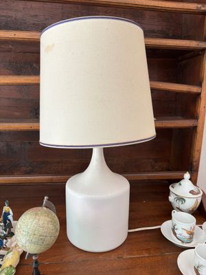 une lampe posée sur une table dans une pièce