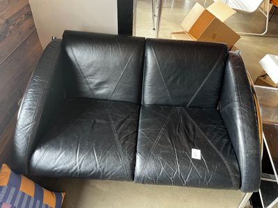 un canapé deux places, deux fauteuils