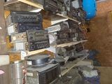 beaucoup d'appareils électroniques sur les étagères de la pièce