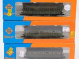 trois boîtes de petits trains empilées les unes sur les autres