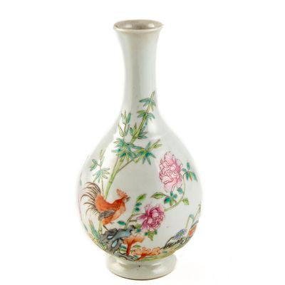 un vase blanc avec des fleurs et des oiseaux peints dessus